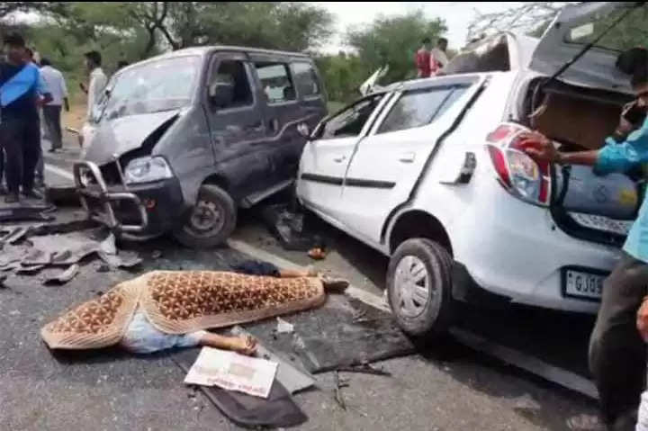 દુર્ઘટના@પાલનપુર: હાઇવે પર ત્રિપલ અકસ્માત, શિક્ષક પુત્ર અને પિતાનું મોત, 6 ઘાયલ, ગાડીનો કચ્ચરઘાણ