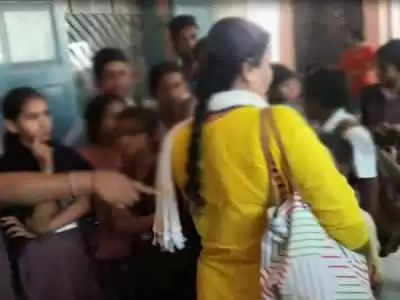 ગુજરાત@શિક્ષણઃ મહિલા શિક્ષિકા દારૂ પી બાળકો ભણાવતી વાલીઓએ કરાવી સસ્પેન્ડ