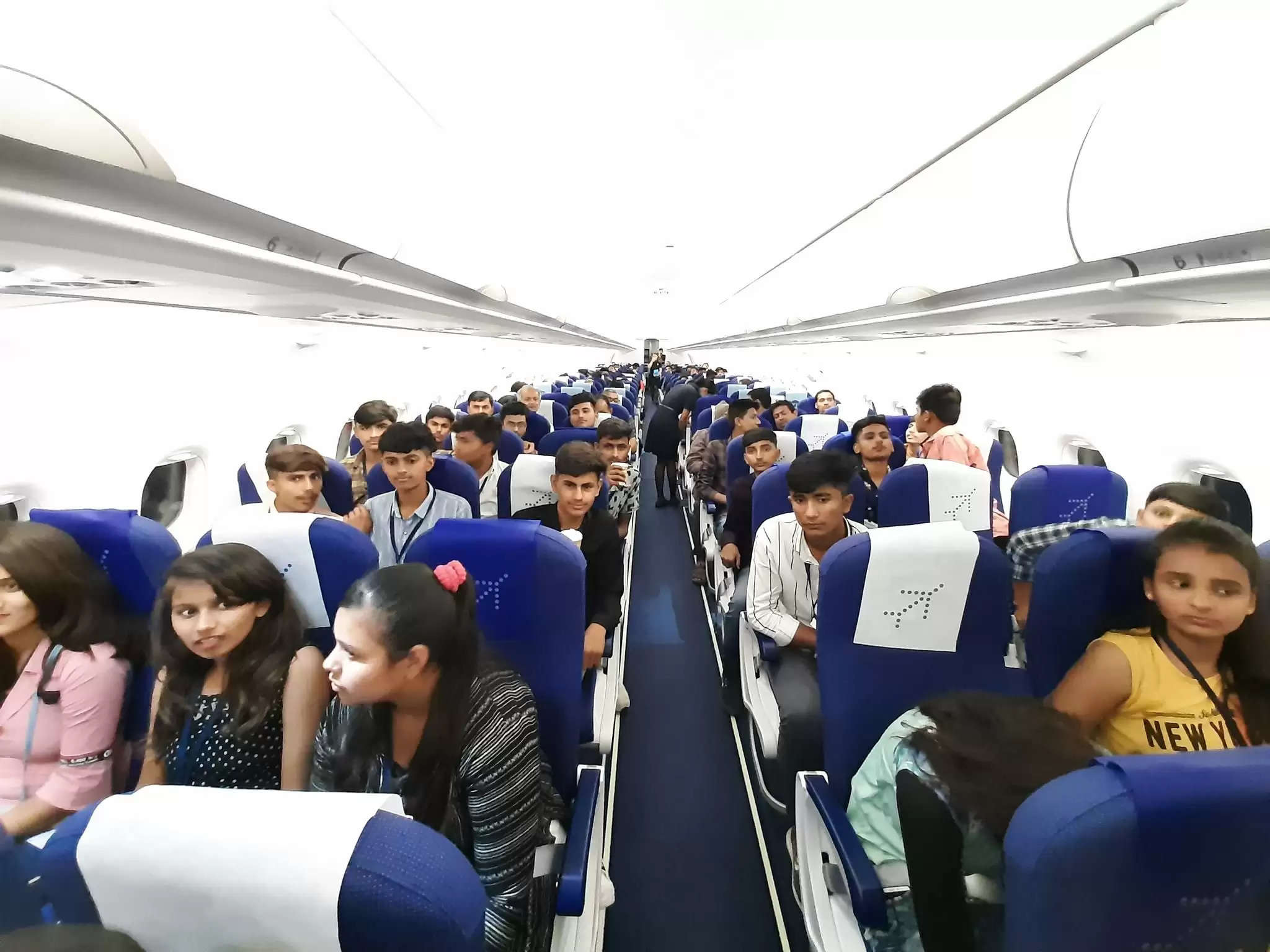 આનંદ@વિદ્યાર્થીઃ અંતરીયાળ શાળાના બાળકોને મુંબઈનો વિમાન પ્રવાસ કરાવ્યો