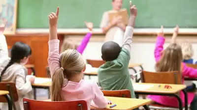 ઘટસ્ફોટ@ખેરાલુ: શિક્ષકે 3 નહિ 7 વિદ્યાર્થીઓને બંગડી પહેરાવી’તી, હોબાળો