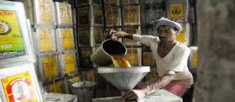 ગુજરાત: કોરોનાને લઇ લોકડાઉન વચ્ચે તેલના ડબ્બામાં રૂપિયા 30નો વધારો