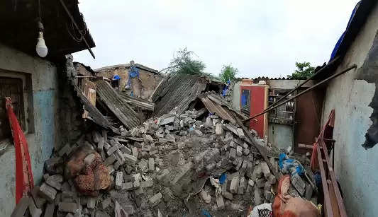 દુર્ઘટના@સુરત: જર્જરીત મકાનની દિવાલ ધરાશાઇ થતાં 3 વર્ષિય બાળકીનું મોત, પરિજનો શોકમગ્ન