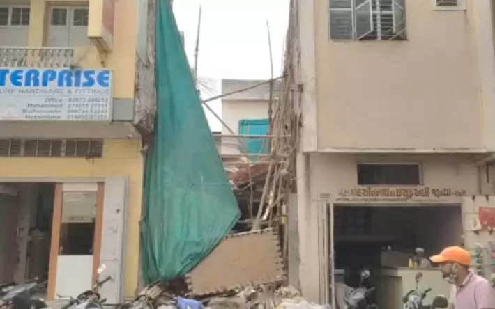 ઘટના@દાહોદ: દુકાનના બાંધકામ દરમ્યાન દિવાલ ધરાશાઇ થતાં 2 કામદારો ઇજાગ્રસ્ત
