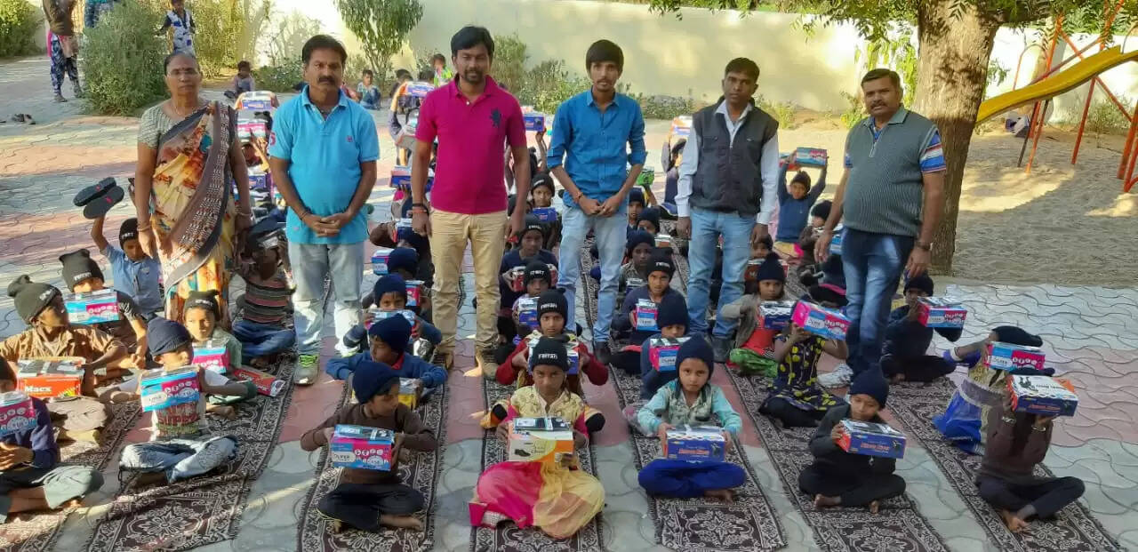 પાલનપુર નજીક રાજપુરી પ્રાથમિક શાળામાં વિદ્યાર્થીઓને ટોપી સહિતની કિટ અપાઈ