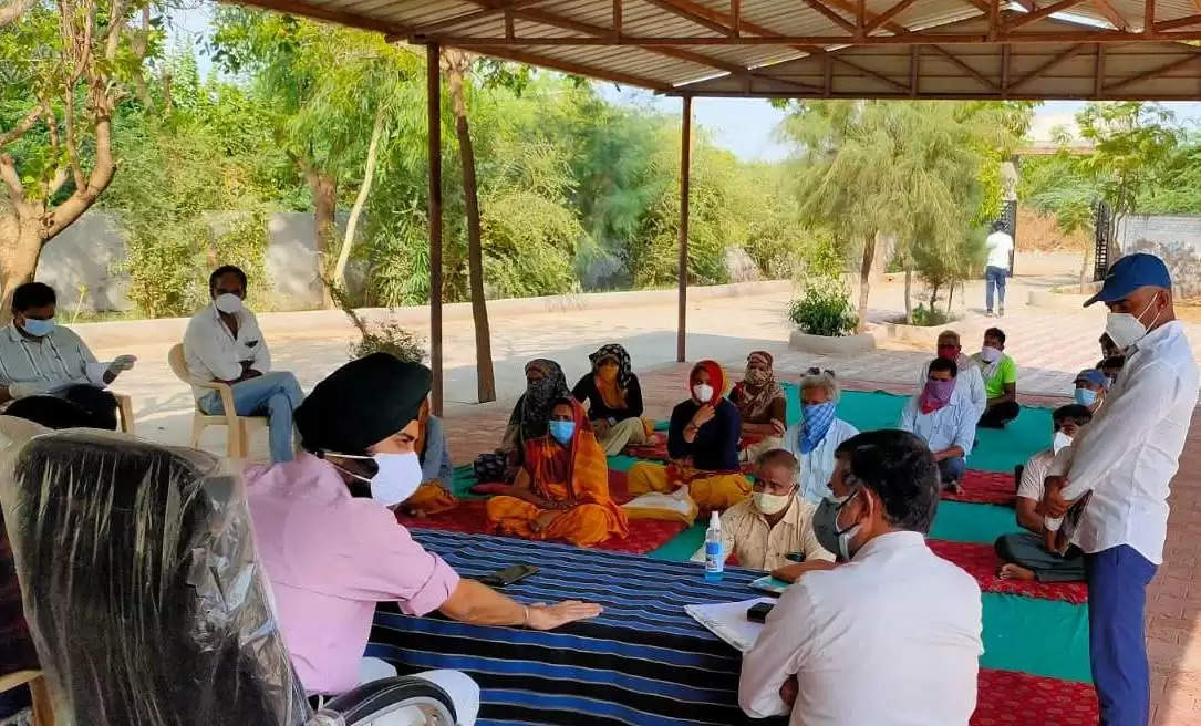 મુલાકાત@રાધનપુર: કોરોના સંક્રમણથી પ્રભાવિત ગામોના આગેવાનો સાથે કલેક્ટરની બેઠક