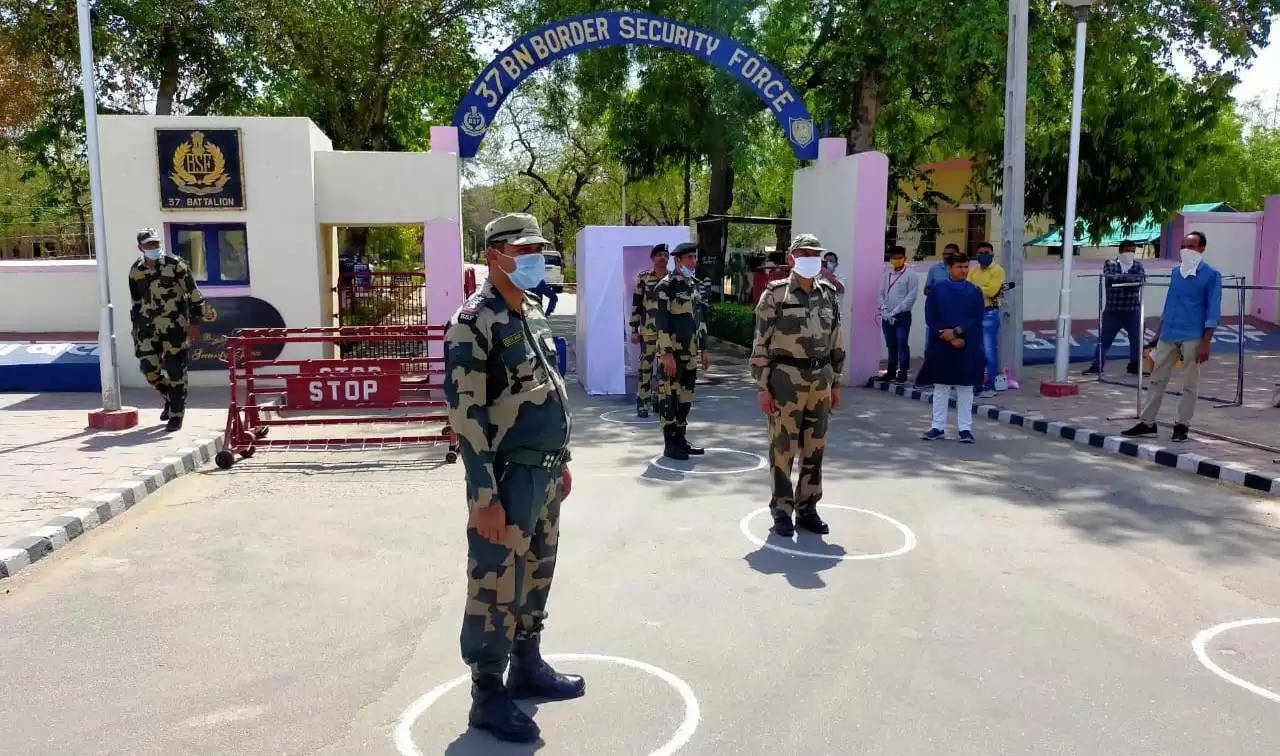 દાંતીવાડા: BSF કેમ્પના જવાનોની સુરક્ષા માટે સેનેટાઈઝર મશીન મુકાયુ