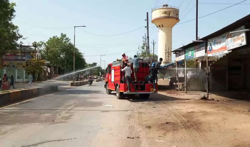ખેરાલુ: કોરોનાને લઇ પાલિકા દ્રારા શહેરમાં ફાયર ફાઇટરથી સેનેટાઇઝીંગ કરાયુ