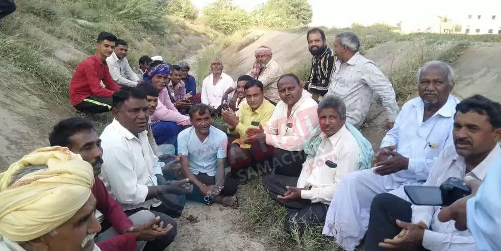 વિરોધ@બેચરાજી: પાણી નહિ છોડાતા ખેડૂતોએ કેનાલમાં બેસી રામધૂન બોલાવી