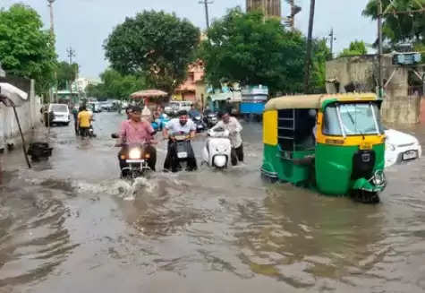 મેઘમહેર@બેચરાજી: ધોધમાર વરસાદથી ગંજબજારમાં પાણી ઘુસ્યાં, વેપારી-ખેડૂતો પરેશાન