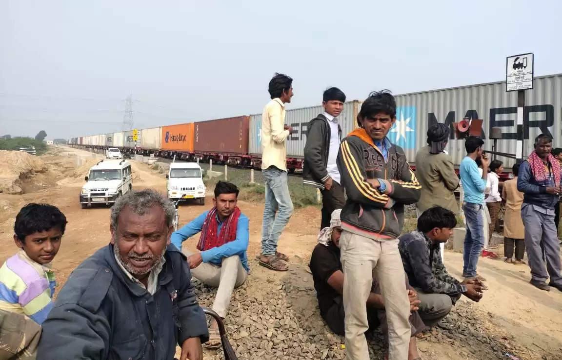 આક્રોશ@રાધનપુર: ટ્રેન રોકી ખેડુતો ફાટક ખોલવા જતાં પોલીસ આવી, દોડધામ