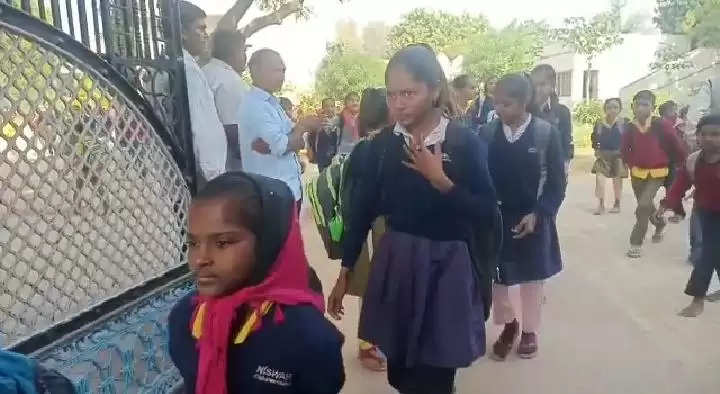 દોડધામ@કાંકરેજ: શિક્ષક-આચાર્ય વચ્ચે ઝઘડો, ગામલોકોએ શાળાને માર્યુ તાળું