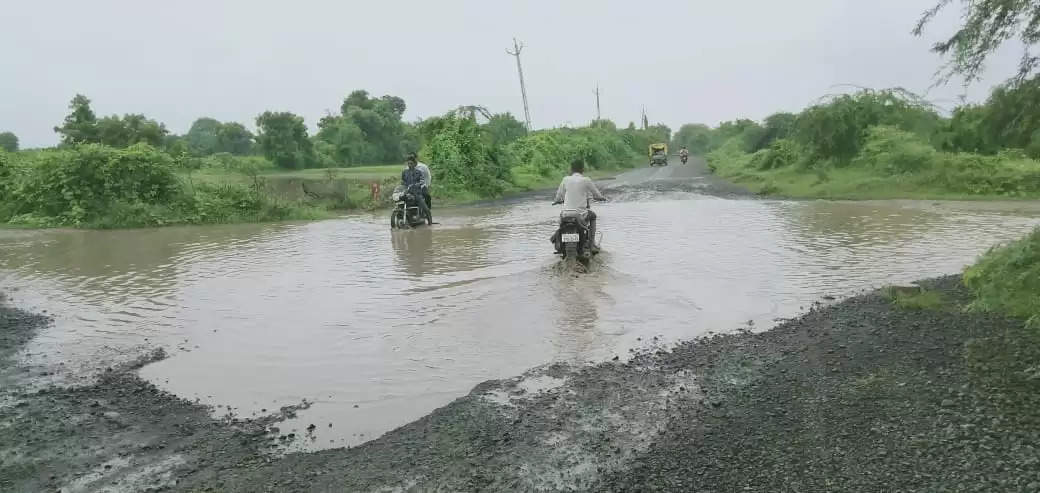 મુશ્કેલી@બેચરાજી: વરસાદથી ઠેર-ઠેર પાણી ભરાયા, વાહનચાલકો પરેશાન