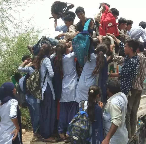 જોખમી@સમય: જીપ-ડાલામાં લટકી શાળાએ જતા વિદ્યાર્થીઓની તસ્વીરો ભયાનક
