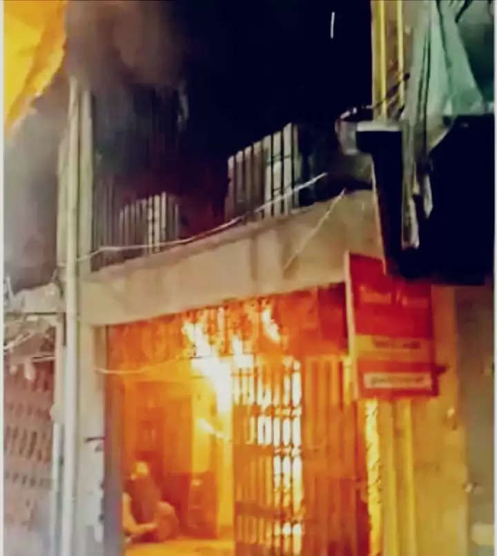 રિપોર્ટ@સુરત: શ્રીપદ એપાર્ટમેન્ટમાં ગ્રાઉન્ડ ફ્લોરમાં આવેલા પાર્કિંગની મીટર પેટીમાં શોર્ટસર્કિટના કારણે આગ ભભૂકી 