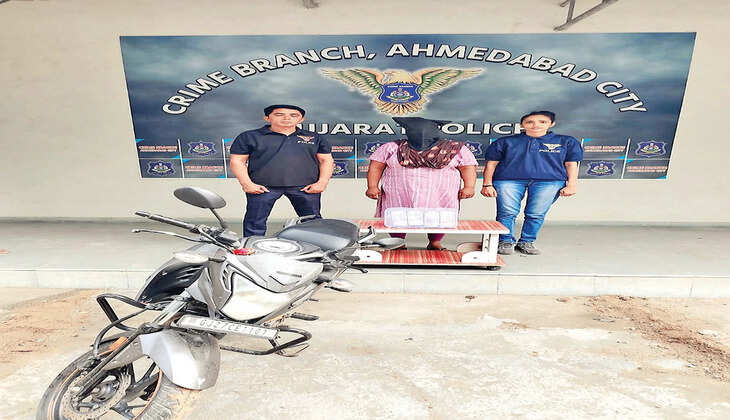 ગુનો@અમદાવાદ: એલિસ બ્રિજ નજીક લૂંટના આરોપમાં પોલીસે યુવતીની ધરપકડ કરી 
