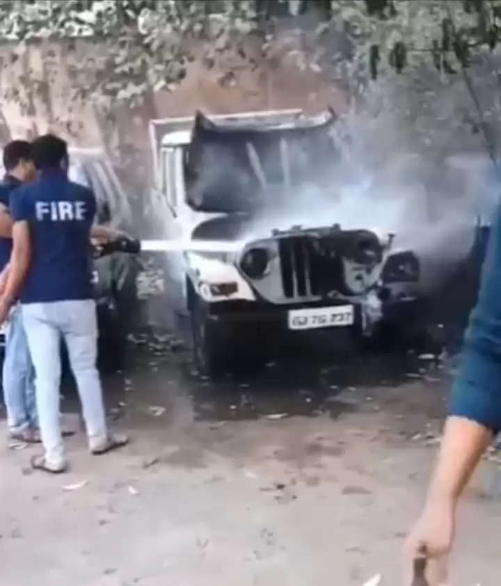  ઘટના@આણંદ: પાર્ક કરેલી જીપમાં આગ લાગતા અફડાતફરી મચી, ફાયર બ્રિગેડની ટીમે  કાબુ મેળવ્યો
