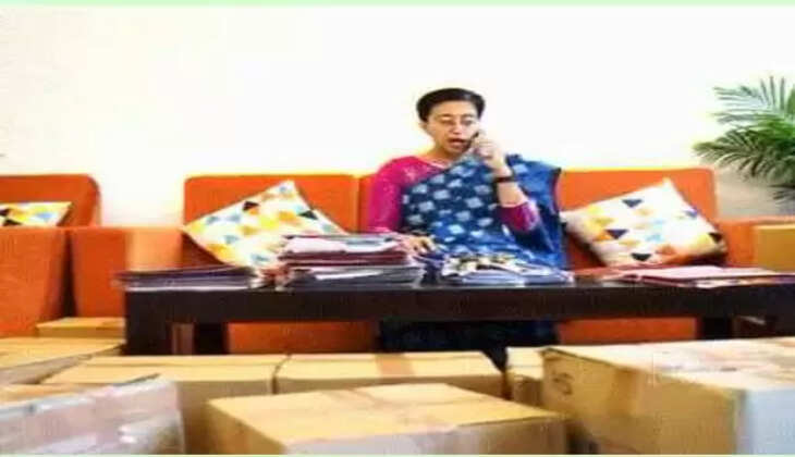 રિપોર્ટ@દિલ્હી: આતિશી તેમના ઘરે CM ઓફિસનું કામ કરતા જોવા મળ્યા