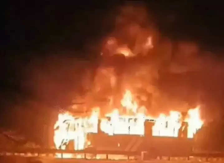 અપડેટ@દેશ: શ્રદ્ધાળુથી ભરેલી બસમાં અચાનક આગ લાગતા 9 લોકો જીવતા ભડથું, 25 દાઝ્યા