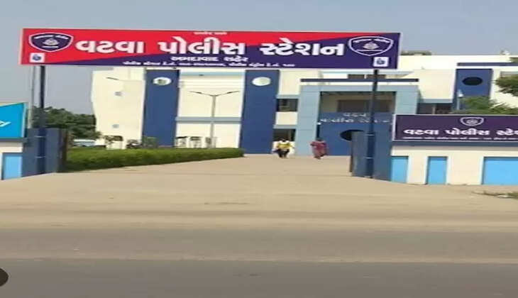 અપડેટ@ગુજરાત: પોલીસ કર્મચારીઓ રખડતા ઢોર પકડવા ગયા ત્યારે ત્રણ શખ્સે લાકડીઓથી હુમલો કર્યો