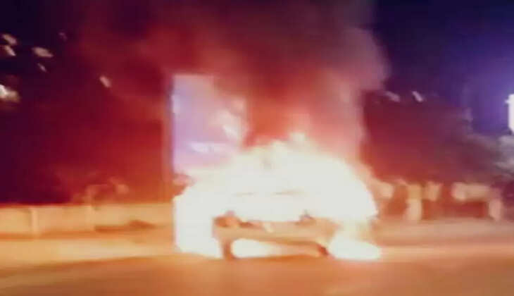 ઘટના@અમદાવાદ: પ્રહલાદનગર રોડ પર CNG કારમાં અચાનક ભયાનક આગ ભભૂકી