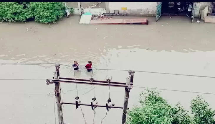 વરસાદ@અમદાવાદ: નિકોલમાં 2 ઇંચ વરસાદે ઘરો-રોડ પર કેડસમાં પાણી ભરાયા