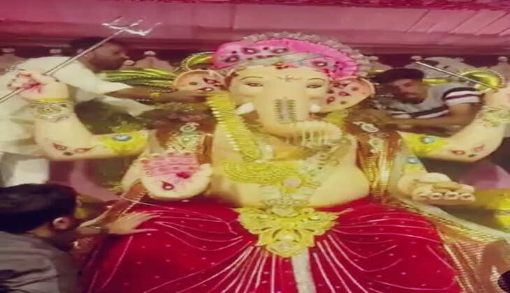 રિપોર્ટ@રાજકોટ: એક ભક્ત દ્વારા શ્રીજીને 60 લાખનો સોનાનો હાર પહેરાવાયો