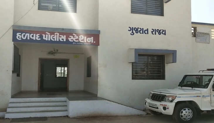 દુર્ઘટના@હળવદ: બેકાબુ ટ્રકે મોટર સાયકલને અડફેટ લેતા ભયાનક અકસ્માત સર્જાયો