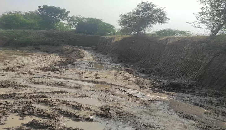 માટીચોરી અને વાહનના ટાયરના નિશાન