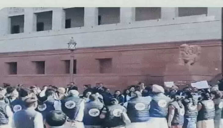 રાજકારણ@દેશ: વિપક્ષના સાંસદો બ્લેક જેકેટ પહેરીને સંસદ પહોંચ્યા અને  મોદી-અદાણી વિરુદ્ધ સૂત્રોચ્ચાર કર્યા