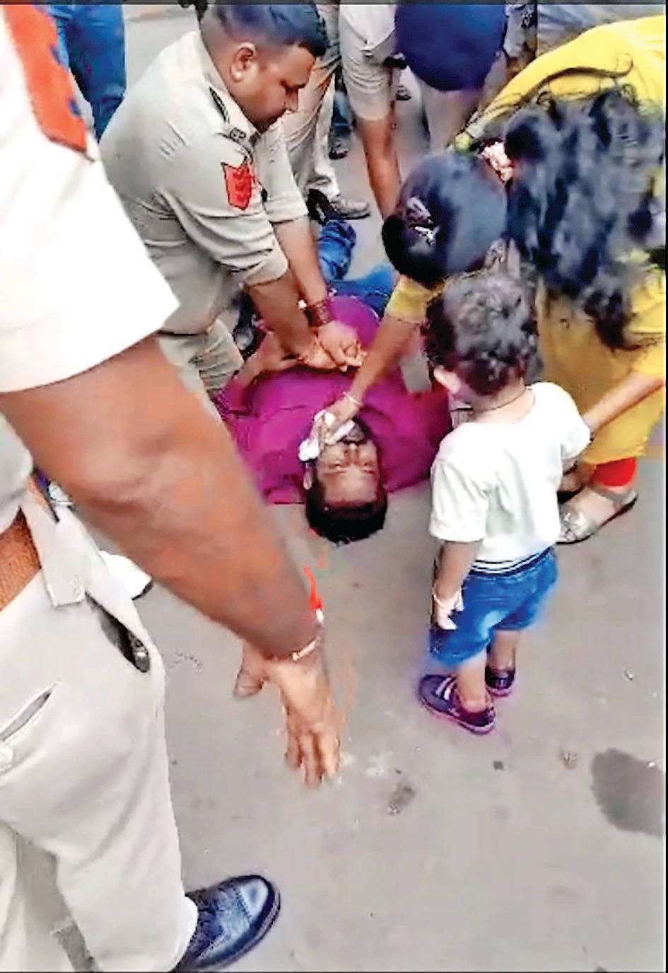ઘટના@ગુજરાત: યુવકના છાતીમાં દુખાવો ઉપડતાં ટ્રાફિક પોલીસે રોડ પર જ સીપીઆર આપીને,જીવ બચાવ્યો
