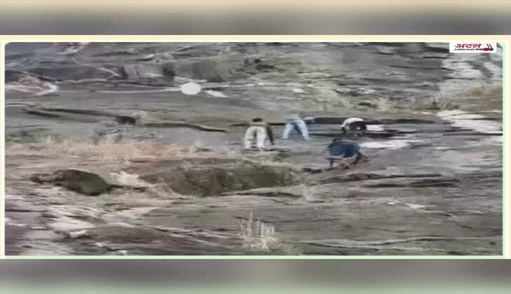 રિપોર્ટ@જૂનાગઢ: 6 યુવાન પગથિયાંવાળા માર્ગને બદલે શોર્ટકટ અપનાવીને સીધા ડુંગરના ઢોળાવ પર જીવના જોખમે ચઢ્યા