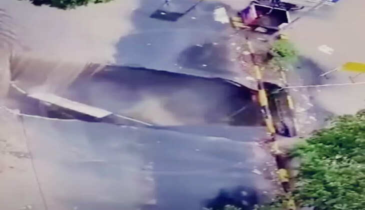 વરસાદ@અમદાવાદ: વરસાદે સ્માર્ટ સિટીની હાલત ખરાબ કરી નાખી, ટ્રક ઘૂસી જાય એવડો ભૂવો પડ્યો