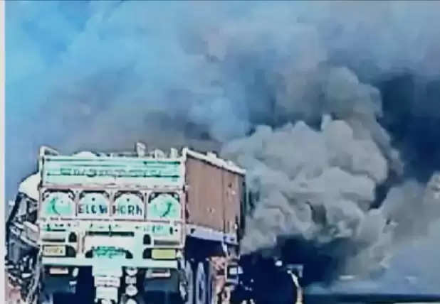દુર્ઘટના@ગુજરાત: ખાધતેલ ભરેલા ટેન્કરમાં અકસ્માતના કારણે ભયાનક આગ ભભૂકી 
