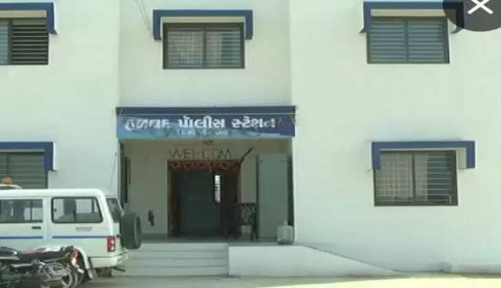 રીપોર્ટ@હળવદ: પોલીસે દારૂની  હેરાફેરી કરનાર 2 ઈસમો અને રૂ.૩૫,૪૪૦નો મુદામાલ જપ્ત કર્યો