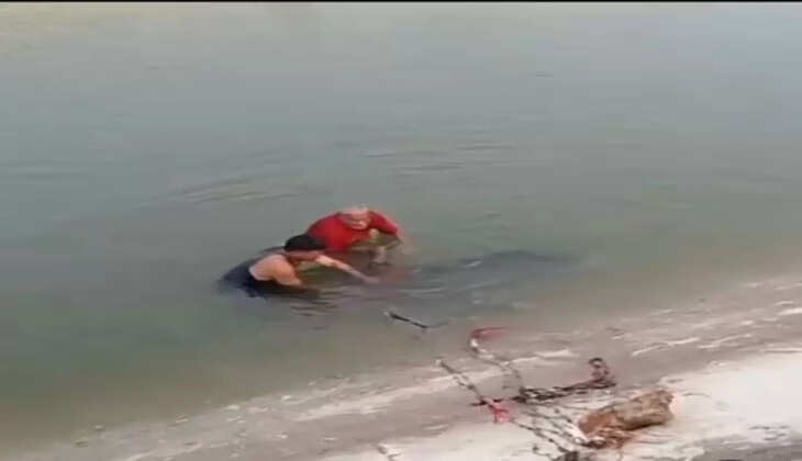 રિપોર્ટ@ગુજરાત: ફાયર ટીમે એક કલાકની જહેમત બાદ યુવકનો મૃતદેહ બહાર કાઢ્યો