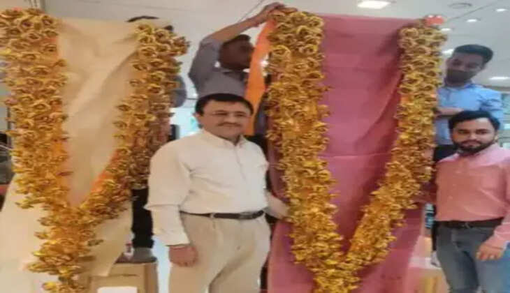 અપડેટ@દેશ: જ્વેલર્સ દ્વારા 'લાલ બાગચા રાજા' માટે નવ ફૂટ લાંબો ગોલ્ડ પ્લેટેડ ગુલાબનો હાર તૈયાર