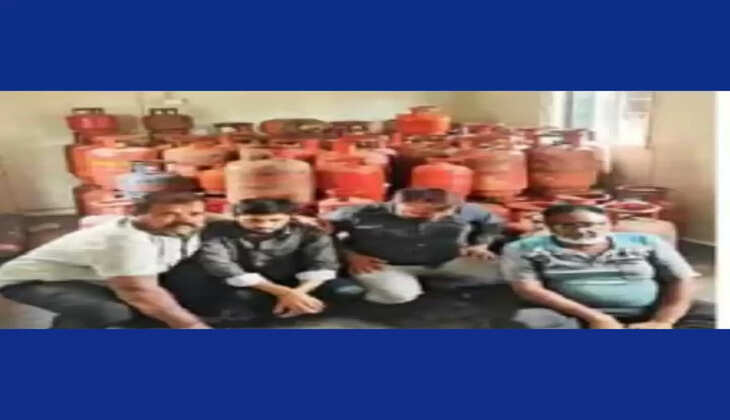 રિપોર્ટ@સુરત: પોલીસે વરિયાવી બજારમાં અલગ-અલગ 4 જગ્યાઓ પર દરોડા પાડ્યા 