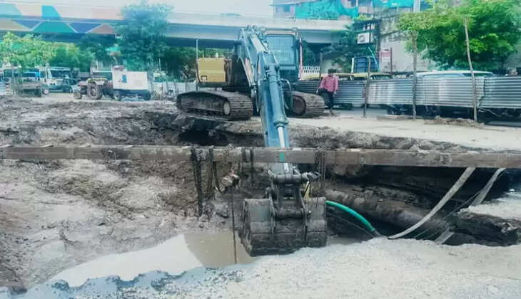 રિપોર્ટ@અમદાવાદ: વરસાદના કારણે મણિનગર ગોરના કુવા રોડ પર 50 ફૂટ ઊંડો ભૂવો પડ્યો