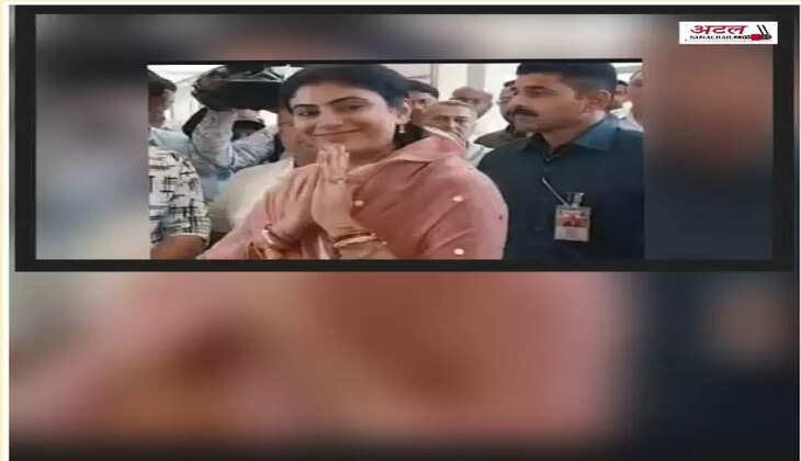 રાજકારણ@ગુજરાત: રીવાબાએ પતિ અને દીકરીની ઉપસ્થિતિમાં મંત્રી તરીકે ચાર્જ સંભાળ્યો