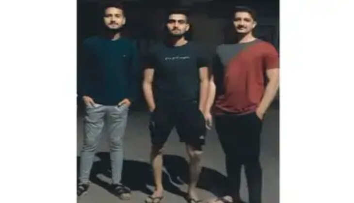 દુર્ઘટના@અમદાવાદ: ઓવરસ્પીડ કાર ડિવાઇડર સાથે અથડાતાં 3 મિત્રોનાં મોત