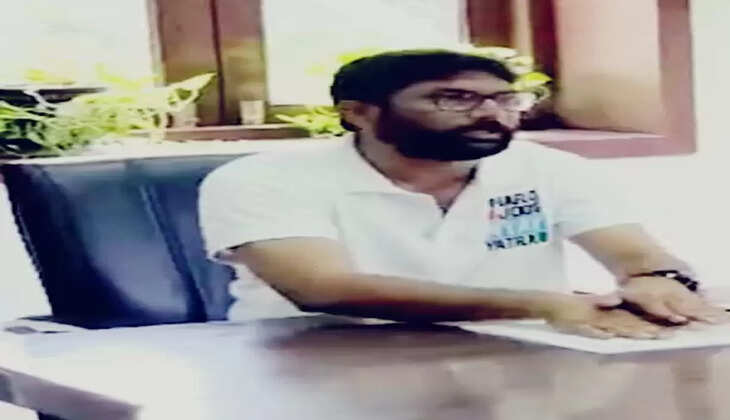 રિપોર્ટ@સુરેન્દ્રનગર: મેવાણી પાસે દલીત સમાજે જમીન મુદ્દે રજૂઆત કરી 