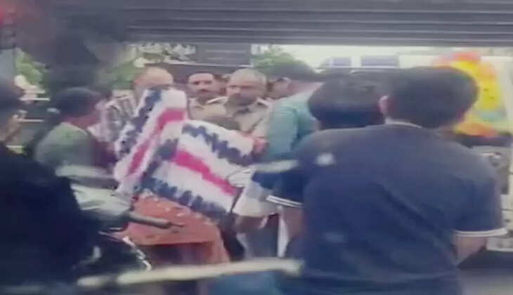 રિપોર્ટ@અમદાવાદ: પોલીસ કર્મીએ એક મહિલાને જોરદાર તમાચો ઝીંકી દીધો