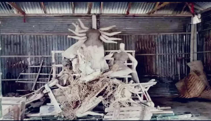 રિપોર્ટ@બાંગ્લાદેશ: દુર્ગા પૂજા માટે બનાવવામાં આવી રહેલી મૂર્તિને બદમાશોએ તોડી 