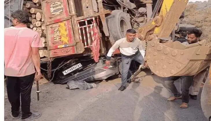 દુર્ઘટના@સાપુતારા: લાકડા ભરેલો  ટ્રક અને કાર વચ્ચેના ગંભીર અકસ્માતમાં  5 લોકોના ઘટનાસ્થળે જ મોત નીપજ્યાં