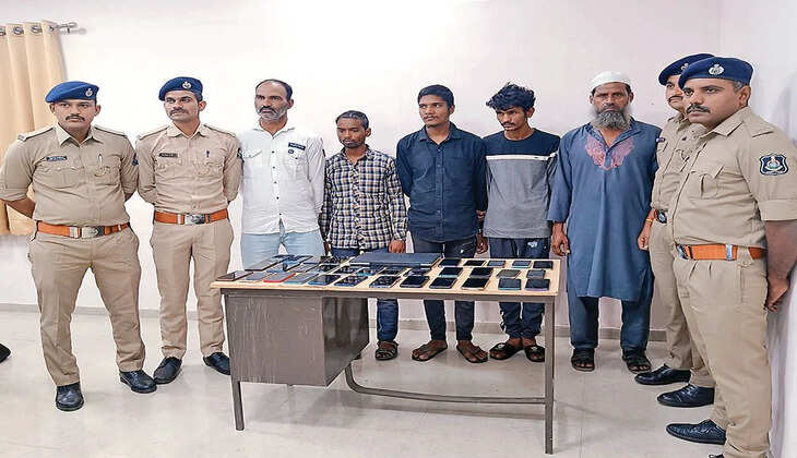 રીપોર્ટ@અમદાવાદ: રેલવે સ્ટેશન પર મુસાફરોના મોબાઇલ ચોરી કરતી ટોળકીની રેલવે પોલીસે ધરપકડ કરી 