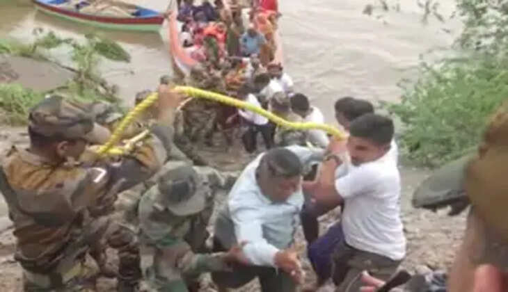 રીપોર્ટ@ગુજરાત: વ્યાસબેટ ખાતે 24 કલાકથી પણ વધુ સમયથી ફસાયેલા ફસાયેલાં 12 લોકોનું આર્મીના જવાનોની ટીમ દ્વારા રેસ્ક્યૂ કરાયું