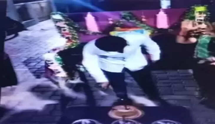 બનાવ@નવસારી: જાહેરમાં ખુલ્લી તલવારથી કેક કાપતા યુવાનને પોલીસે સબક સિખવ્યો